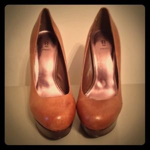Cognac leather platform pumps