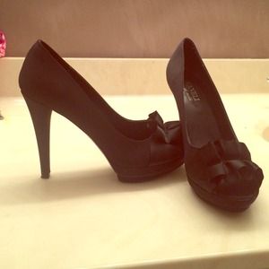 BEAUTIFUL black pumps. REDUCED FOR QUICK SALE!
