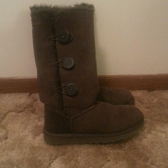 Brown Bailey triple button uggs size 8
