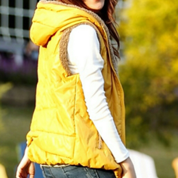 ⇩Reduced⇩Hooded sleeveless jacket in yellow - Picture 2 of 3