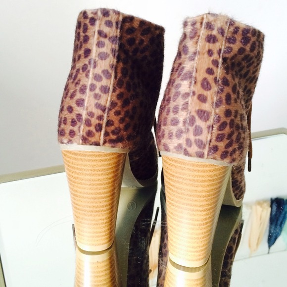 ❌BUNDLED❌ Calf Hair Cheetah Print Lace Up Booties - Picture 2 of 3