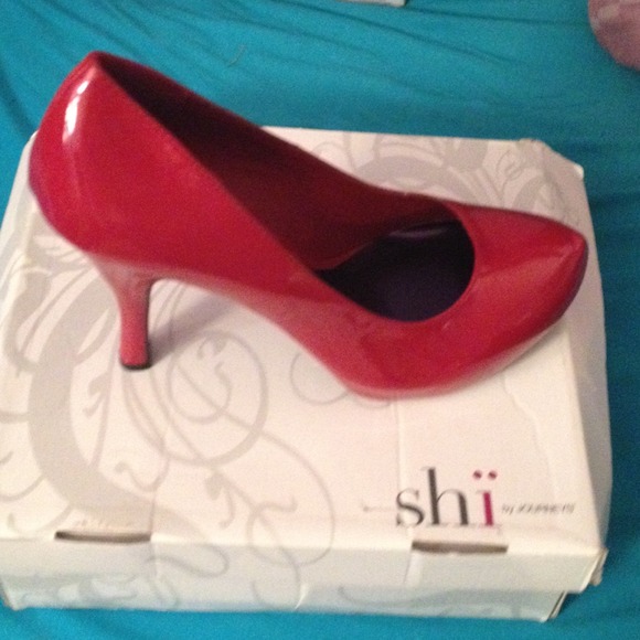 NEVER WORN! Size 10 Shi heals! - Picture 2 of 3