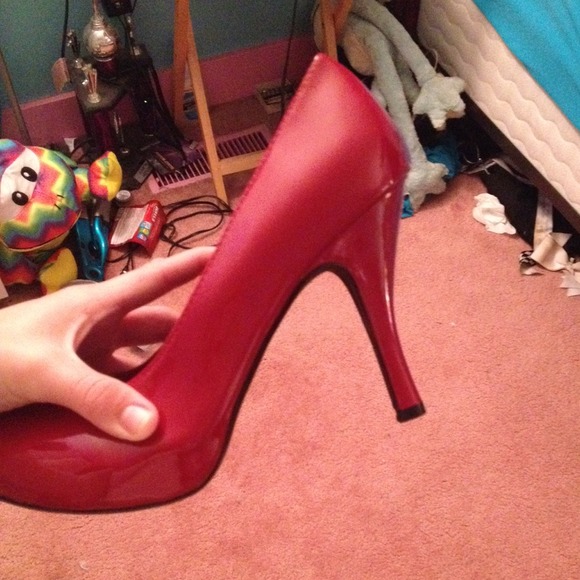 NEVER WORN! Size 10 Shi heals! - Picture 3 of 3