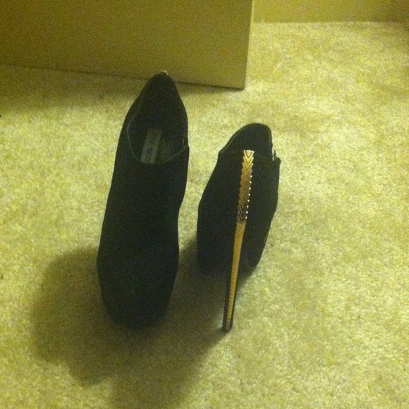 Steve Madden black suede size 8.5 booties