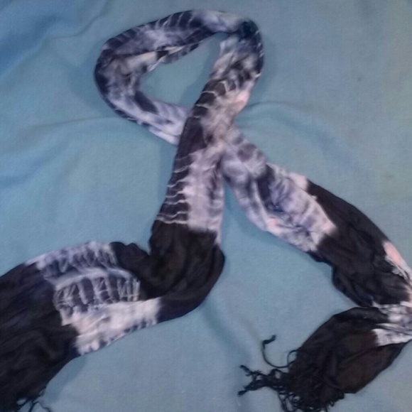 Blue tie dye scarf