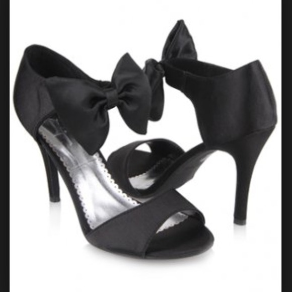 Satin bow pumps