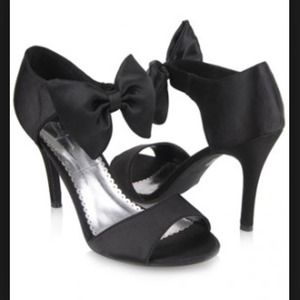 Satin bow pumps