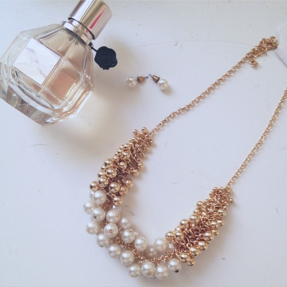 Accessories - NWOT Pearl & gold necklace