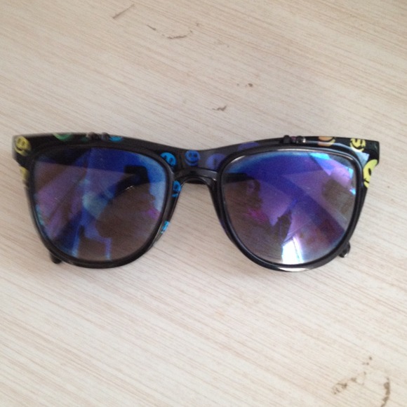 Smiley sun glasses