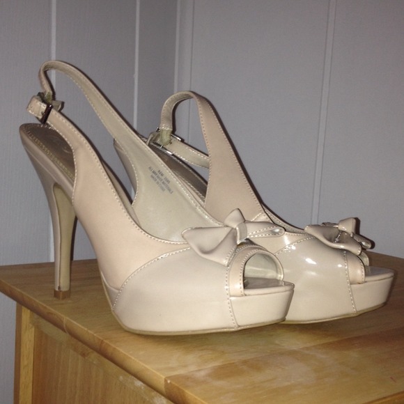 Nude peep toes