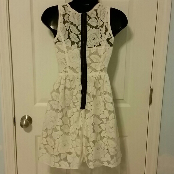 Rose laced ivory dress - Picture 4 of 4