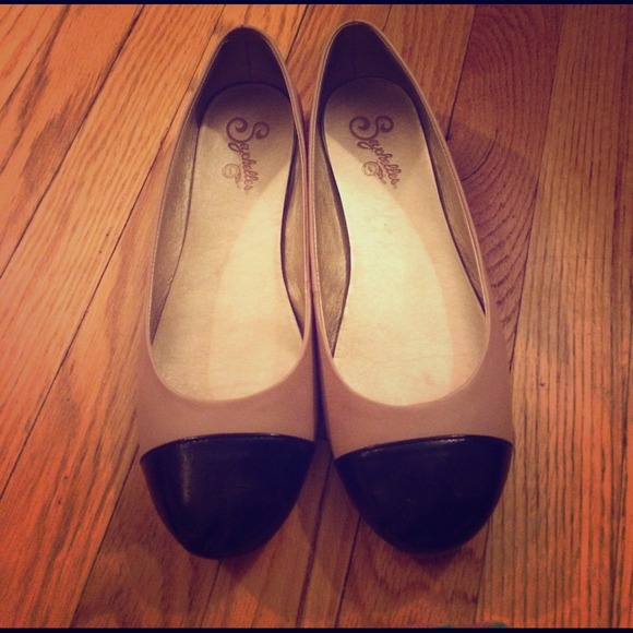 Leather nude and black flat