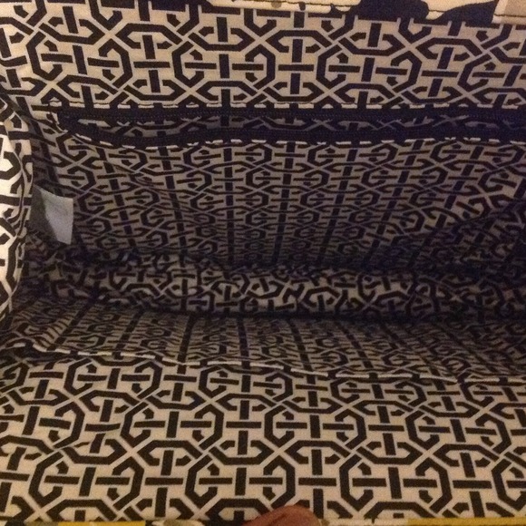 NWOT Vera Bradley purse-REDUCED. MUST SELL - Picture 3 of 4