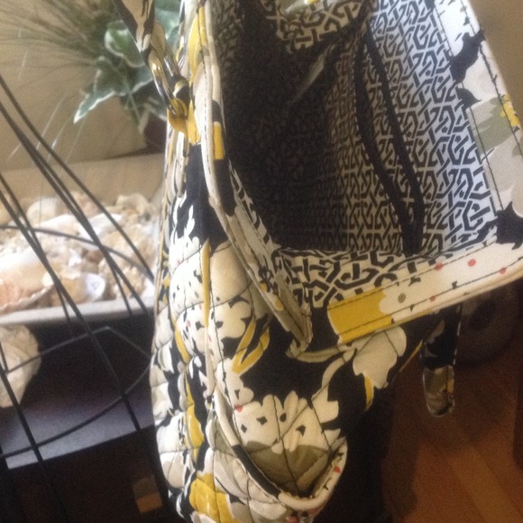 NWOT Vera Bradley purse-REDUCED. MUST SELL - Picture 4 of 4