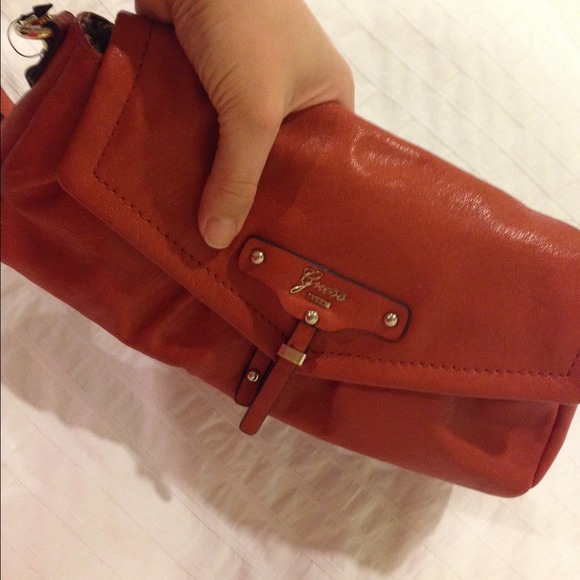 ❌Sold in bundle ❌ New Guess Small Clutch