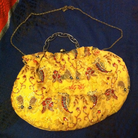 Beaded vintage style clasp purse. Beaded/sequence.