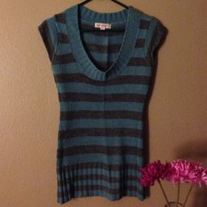 Gray and blue stripped knitted shirt