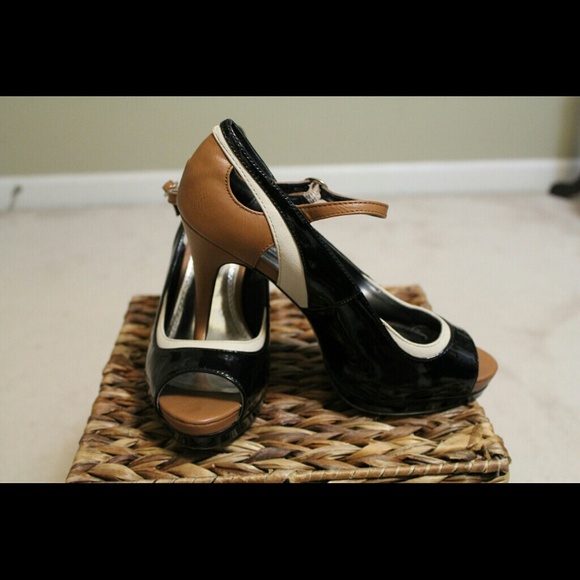 ***SOLD***White House Black Market shoes