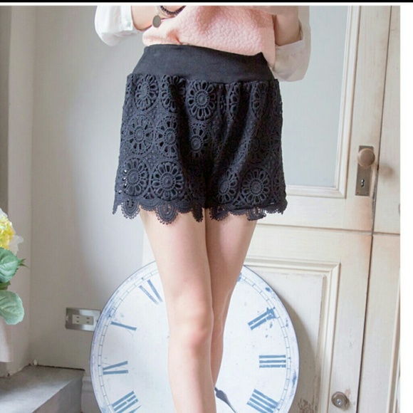 Floral detail lace short - Picture 2 of 4