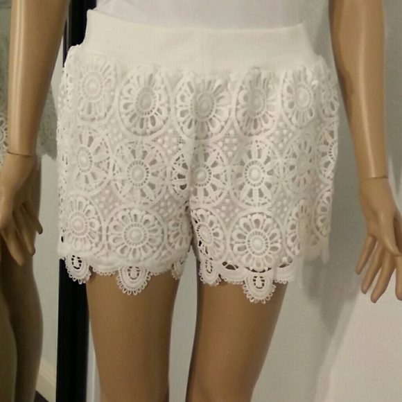 Floral detail lace short - Picture 3 of 4