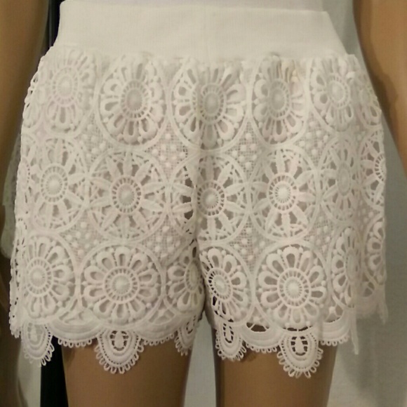 Floral detail lace short - Picture 4 of 4