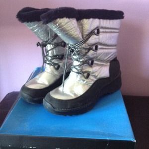 Relativity Snow Boots, Silver and black!!😚😊😊😊