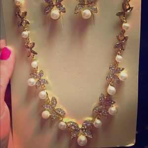 Necklace + earrings 💁