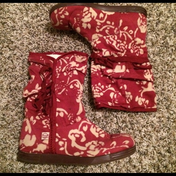 Adorable rose boots! 🌹