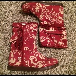 Adorable rose boots! 🌹