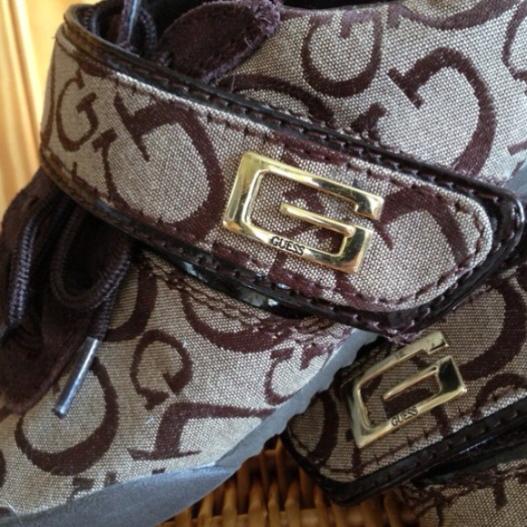 GUESS SIGNATURE SHOES - Picture 2 of 3