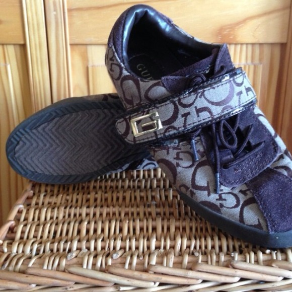 GUESS SIGNATURE SHOES - Picture 3 of 3