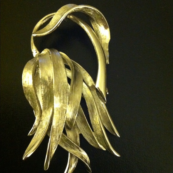 Silver Tone Brooch 2 day sale !!!