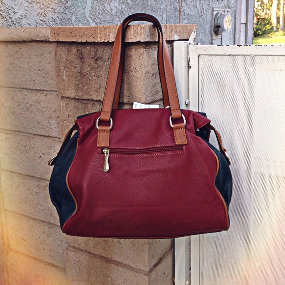 ❗️🚫SOLD IN BUNDLE❗️Touch of Luxe Handbag - Picture 3 of 4