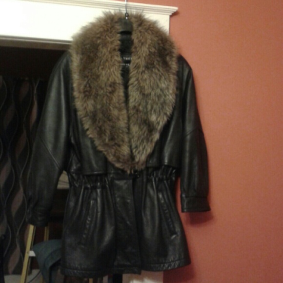 leather coat w/ detachable fur collar