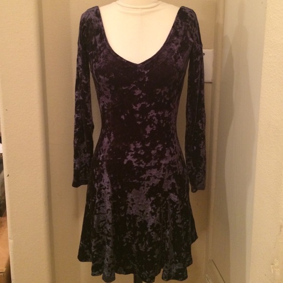 Jungle green long sleeve velvet dress.