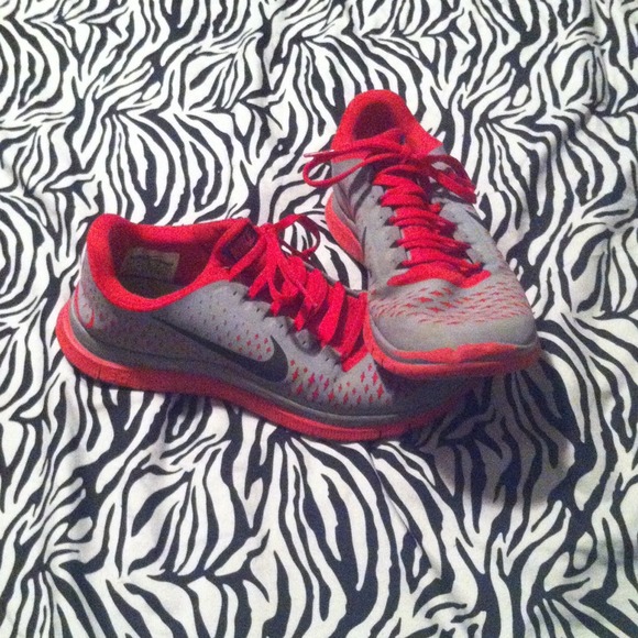 Tennis shoes