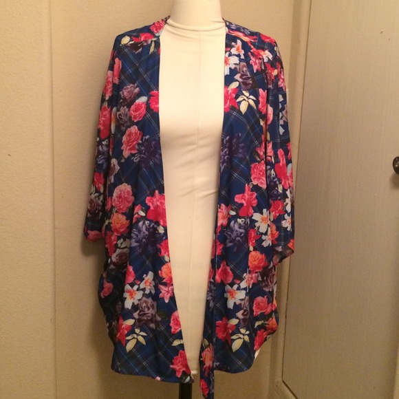 Floral print cocoon sleeve wrap.