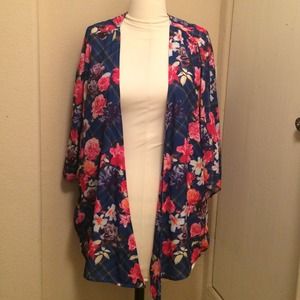 Floral print cocoon sleeve wrap.
