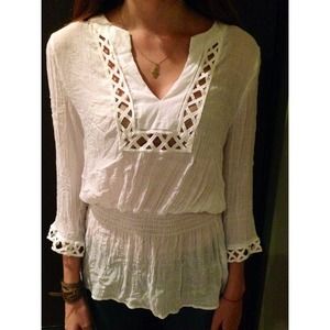 🎉reduced 🎉White Boho top with Low neckline