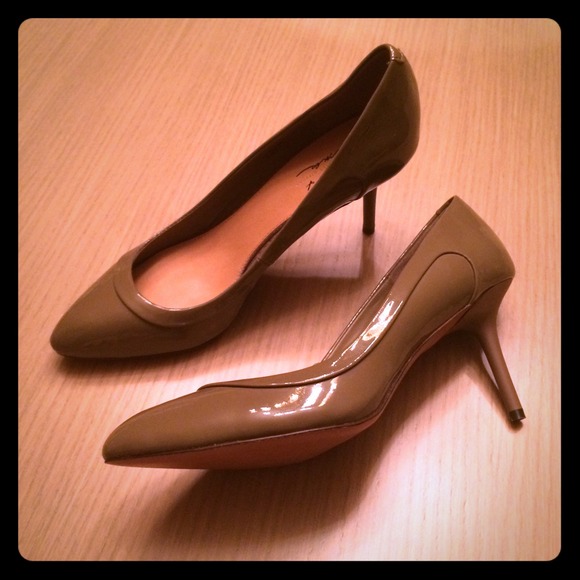 Badgley Mischka NEW beautiful taupe pumps!!