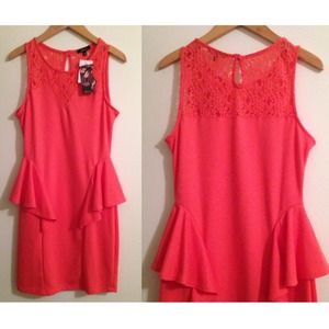 👗Sweetheart Peplum Dress NWT