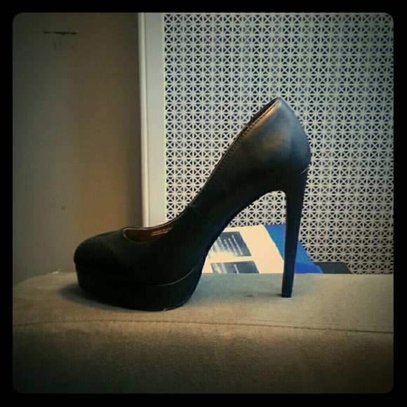 Black pumps **sold**