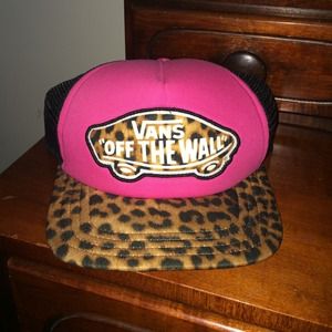 Pink and cheetah vans snap back 🎀