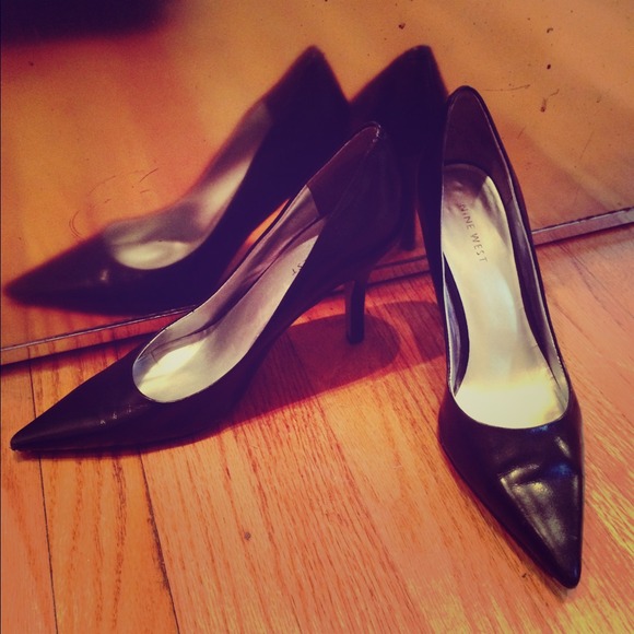 *SALE*• Nine West Black Leather Heels •