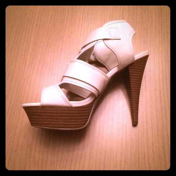 Mossimo Womens Wood Heeled Stappy Sandal!