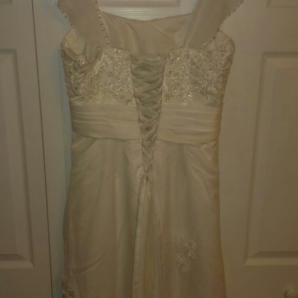 Brand new wedding dress not used - Picture 3 of 4