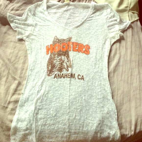 BRAND NEW HOOTERS TEE