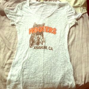 BRAND NEW HOOTERS TEE