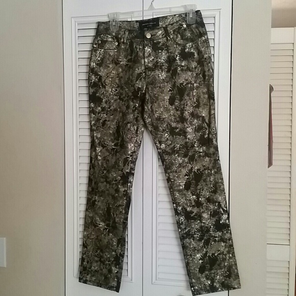 Straight fit Capri pants.  Black \Golden coloring.