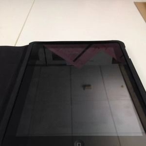 Ipad ALMOST BRAND NEW. 32GB. With free case